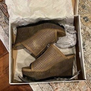 2Lips Too Platform Sandals Brand New In Box